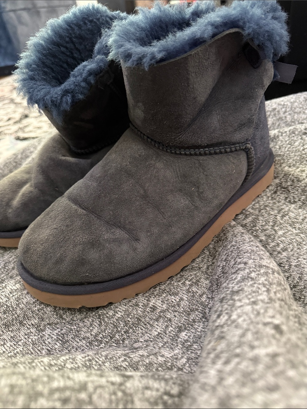 Uggs size 8 boot with bow on back